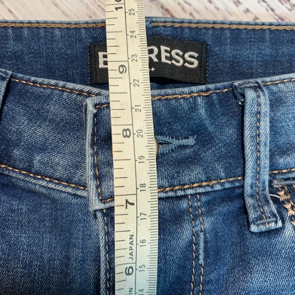 Express MIDI Low rise shorts. Cuffed. Size 6. - Picture 8 of 9